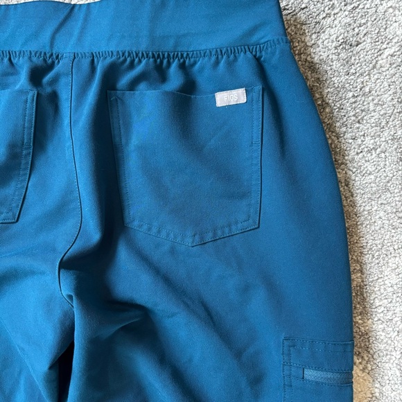 FIGS Set Top & Pants Catarina Top and Zamora jogger Scrub Set Sz Medium - Picture 11 of 12